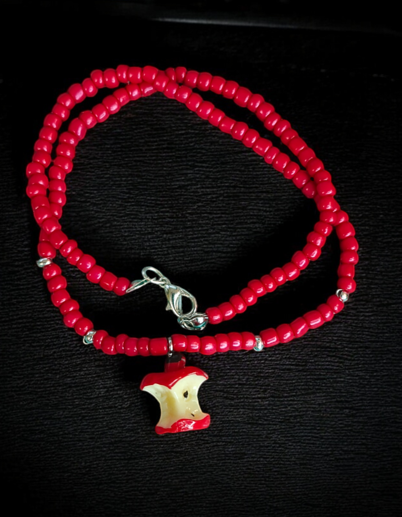 Красный чокер