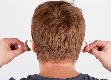 5 основных причин, почему 2 слуховых аппарата лучше