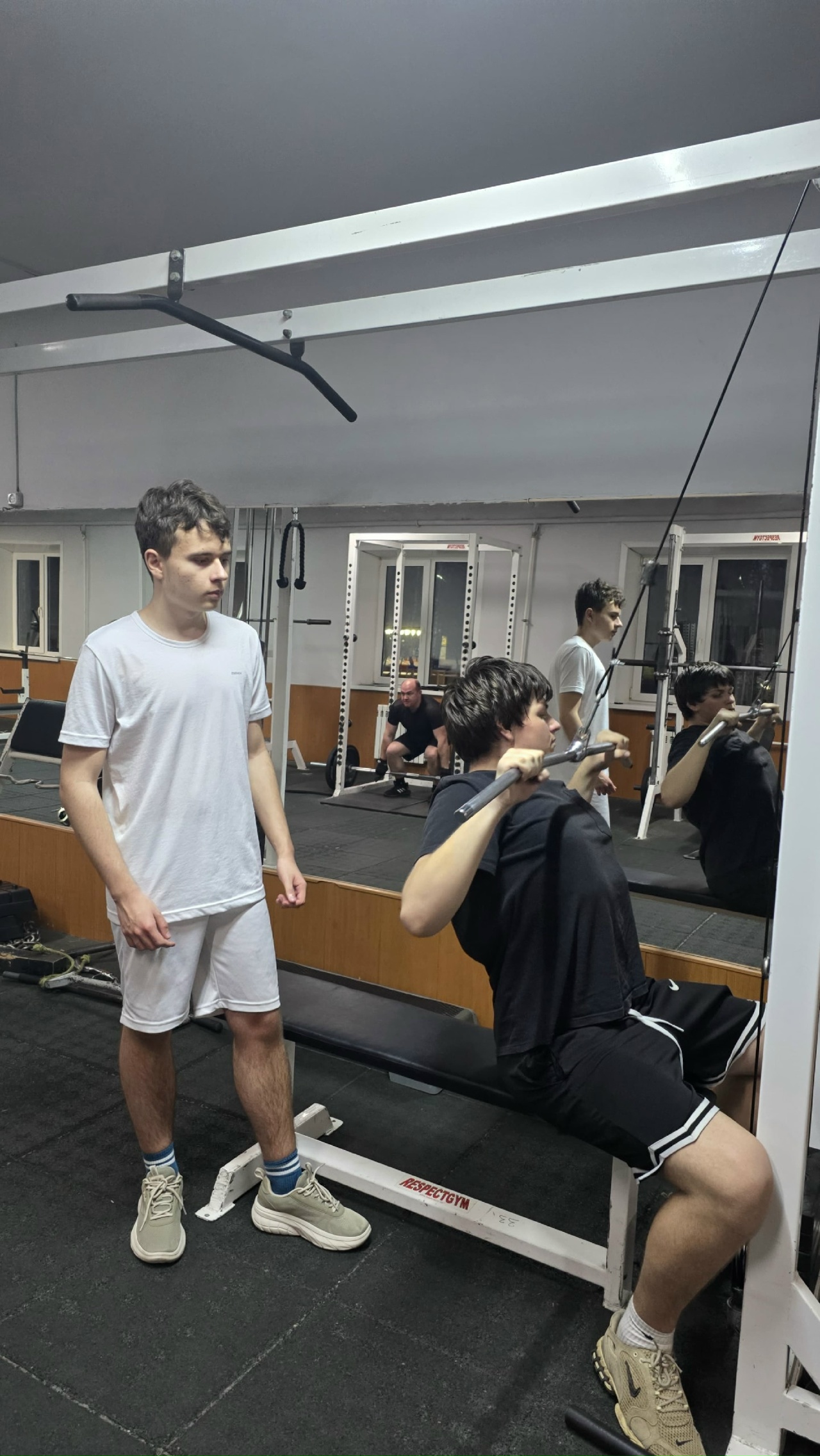 Тренировка по пауэрлифтингу