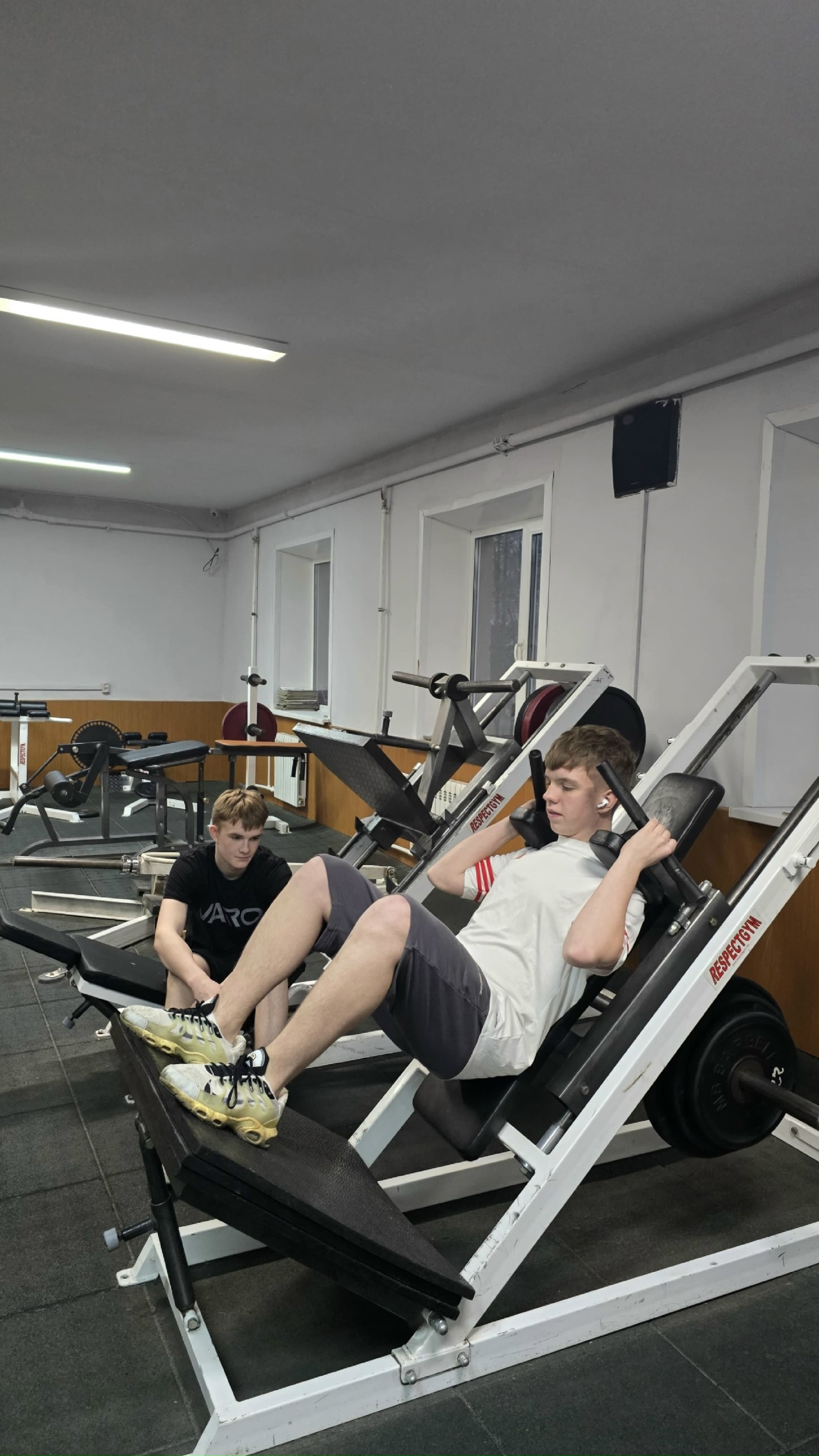 Тренировка по пауэрлифтингу