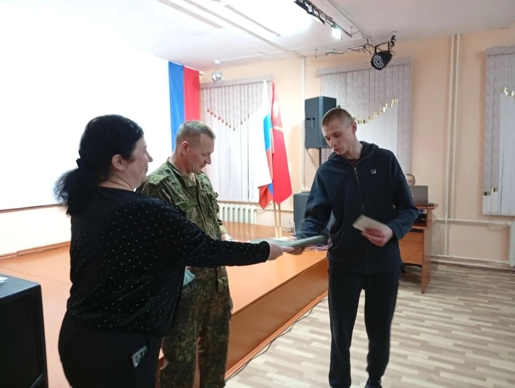 В Алексине прошёл День призывника: молодёжь получила напутствия и памятные подарки