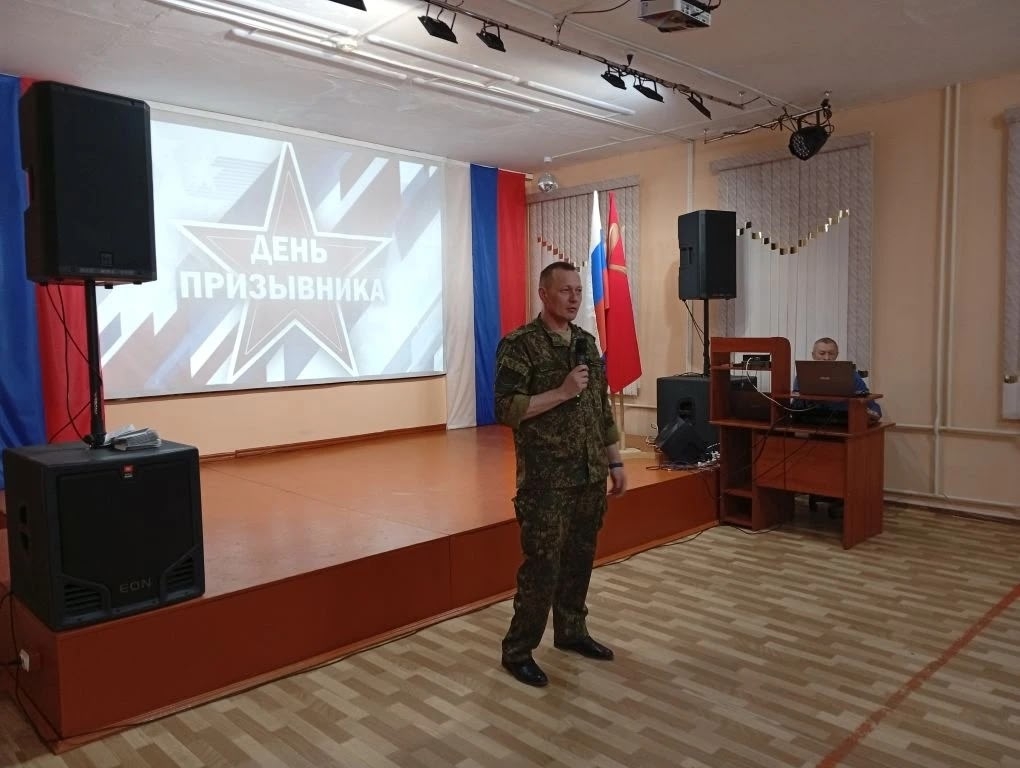 В Алексине прошёл День призывника: молодёжь получила напутствия и памятные подарки