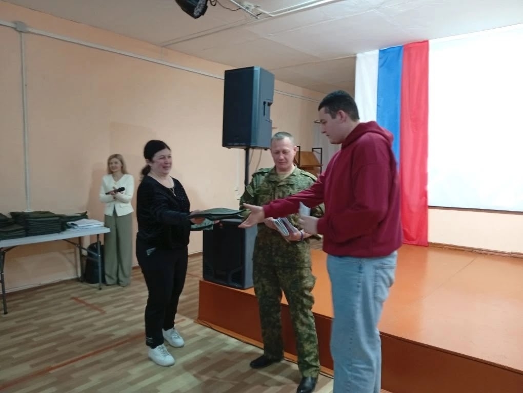 В Алексине прошёл День призывника: молодёжь получила напутствия и памятные подарки