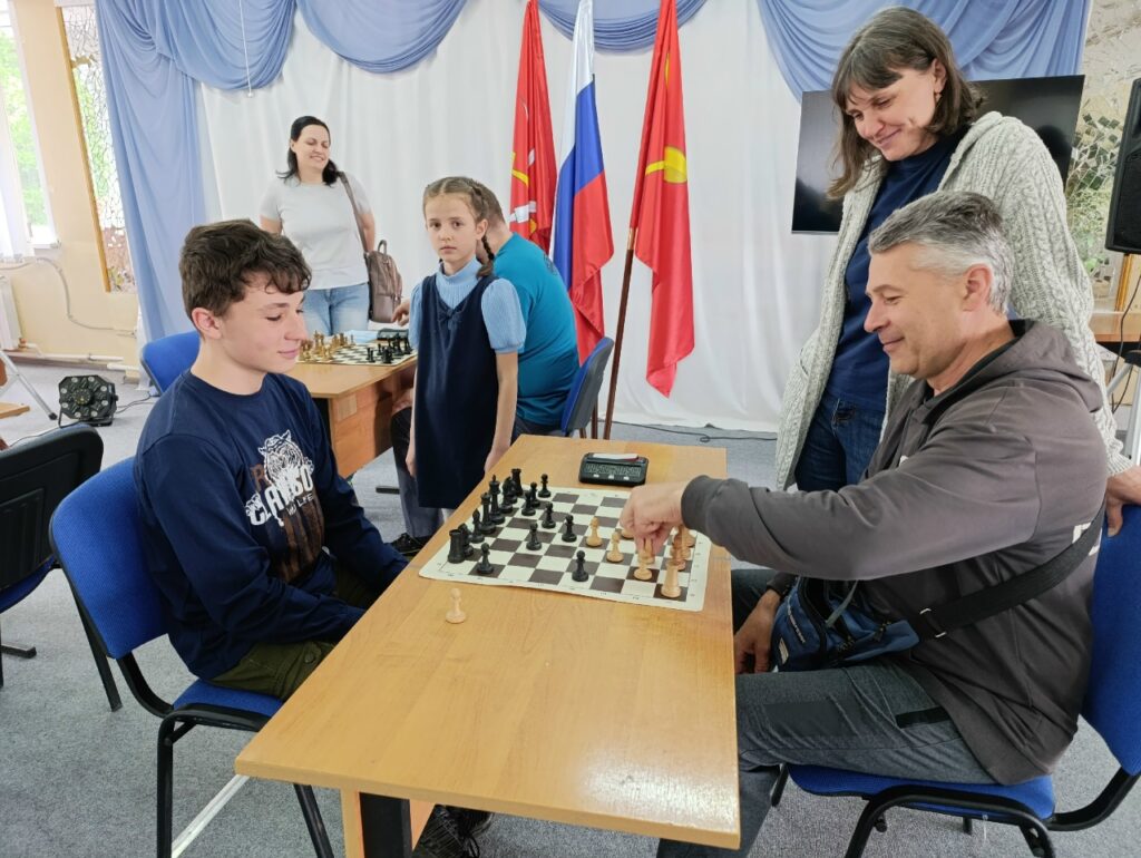 Семейный весенний турнир по шахматам в центре для молодёжи «Чайка»