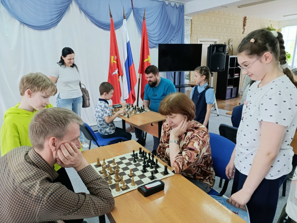 Семейный весенний турнир по шахматам в центре для молодёжи «Чайка»