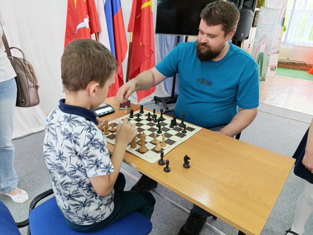 Семейный весенний турнир по шахматам в центре для молодёжи «Чайка»