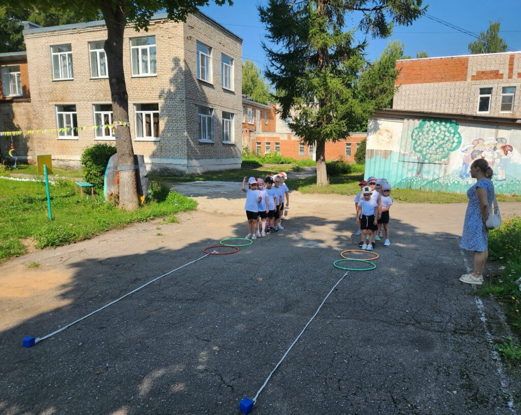 Спортивные эстафеты в детском саду №8, посвящённые Дню физкультурника