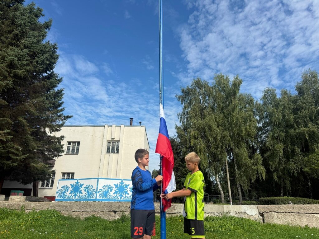 Товарищеский футбольный матч в спортивном центре «Возрождение»: «Орлёнок» против «Горизонта»