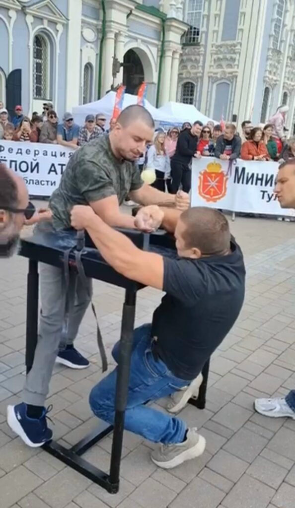 Армрестлинг в Туле: уверенная победа тренера Алексей Остапчука на региональных соревнованиях