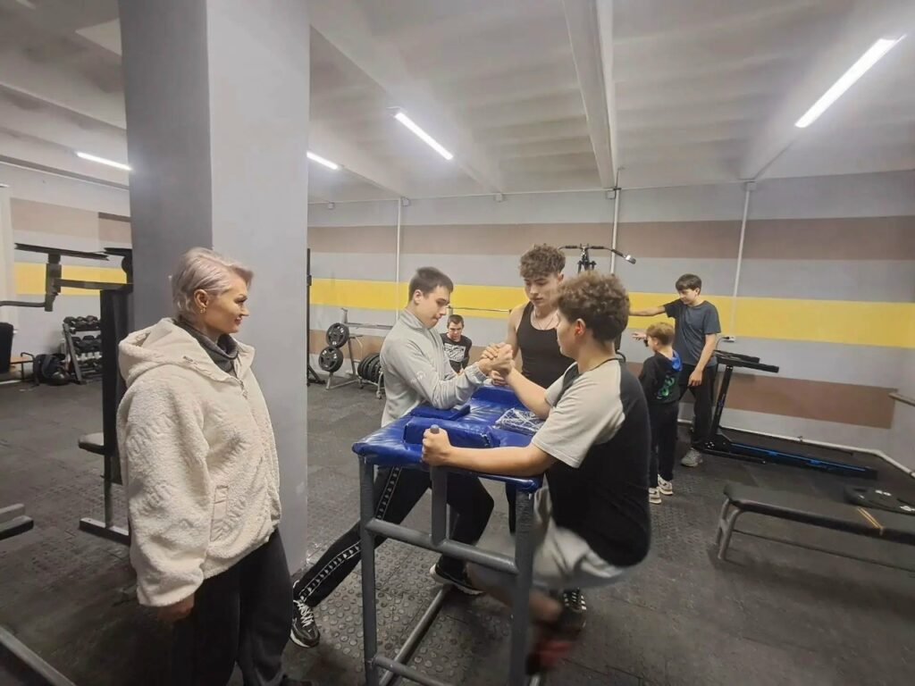 Дружеский турнир по армрестлингу в Центре молодёжи «Чайка»