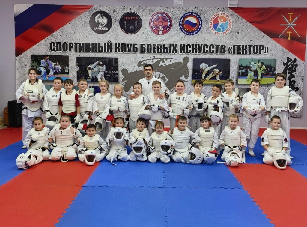 Тренировка по кумитэ в Алексинском Спортивном Центре: первые шаги и стойкость молодых спортсменов