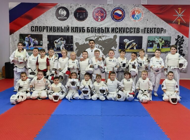 Тренировка по кумитэ в Алексинском Спортивном Центре: первые шаги и стойкость молодых спортсменов