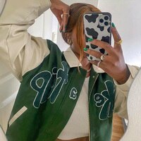 Куртка-бомбер женская травянисто-зеленая, с аппликацией в виде букв, с контрастными рукавами, осень 2021 1005002986741537