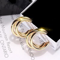 Серьги-кольца золотого цвета с гладкой поверхностью и тремя кругами 32975508172