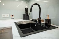 Черный смеситель идеально вписывается в общий дизайн кухни