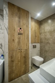 Распашной встроенный шкаф в ванную комнату на Серафимовича, 20. Вид слева