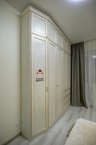 Распашной шкаф в классическом стиле на Стрелковой. Вид слева