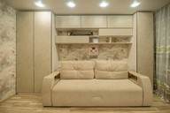 Зона хранения: 2 вместительных распашных шкафа и верхние модули, с открытими полками, зона отдыха: широкий и удобный диван