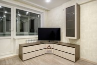 Тумба с многочисленными выдвижными ящиками и выполняет две функции одновременно: подставка под ТВ и система хранения для одежды, белья и прочих вещей