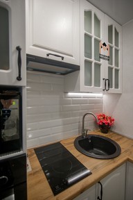  Влагостойкая столешница КЕДР в тёплом декоре "Дуб классический" является тем акцентом, который делает эту кухню более уютной и привлекательной