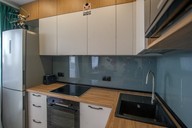 Отлично дополняет цветовое сочетание столешница в оттенке "Дуб Канзас коричневый". Стеновая панель сделана из огноупорного стекла и это не только практичное решение в плане чистоты, но и достоточно интересное в плане дизайна