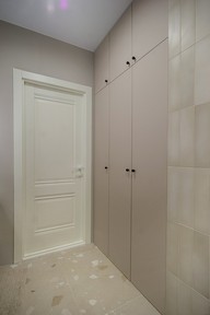 Высокий встроенный распашной шкаф в ванную на Поморской 34/1. Вид справа
