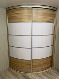 При изготовлении этого шкафа использованы комбинированные материалы: для корпуса – ЛДСП "Дуб Сонома", для декоративного оформления фасадов использованы вставки в двери-купе – МДФ "Белый глянец" и "Дуб Сонома". 