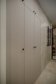 Высокий встроенный распашной шкаф в ванную на Поморской 34/1. Вид слева