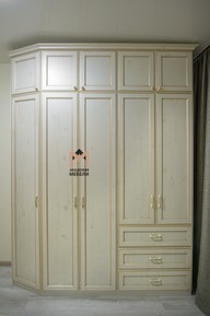 Распашной шкаф в классическом стиле на Стрелковой. Вид слева