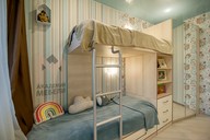 Место для отдыха:  двухярусная кровать и распашной шкаф с зеркалами
