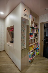 Высокий шкаф с нишей под телевизор в детскую на Вологодской, 30. Вид справа