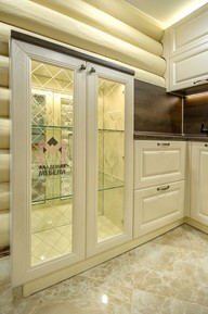 Особую роскошь кухне добавляют стеклянные витрины с нанесённым на них лёгким пескоструйным рисунком и дополнительной внутренней подсветкой