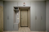 Мебель в прихожую выполнена в модных серых оттенках, органично дополняющих её общий дизайн. Для изготовления корпуса был выбран ЛДСП Egger "Серый перламутровый". Однотонные матовые фасады выполнены из МДФ в нежном пастельном и очень актуальном оттенке "Силк Маус". 