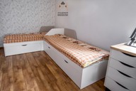 Зона отдыха для детей: две комфортные кровати с выдвижными ящиками
