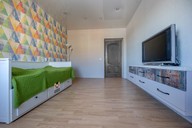 Кровать и ТВ-тумба. Вид прямо