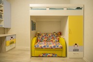 Удобная кровать-чердак с лимонным диванчиком в нижнем ярусе, и вместительным шкафчиком для детских вещей. Вид прямо