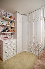 Вместительный угловой шкаф, комод и открытые полки в спальне – идеальное сочетание различных систем хранения