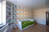 Кровать с тремя выдвижными ящиками станет комфортной зоной отдыха для ребёнка. Она уютна, имеет быльца с трёх сторон, украшенные фрезеровкой