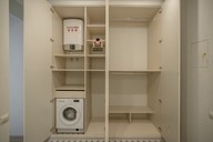 Материалы, использованные для изготвления шкафа: корпус изготовлен из ЛДСП Egger "Кашемир серый"; фасады – Formatec в декоре "Кашемир"