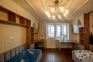 Корпус мебели выполнен из ЛДСП в сочетании двух оттенков –"Белый шагрень" и "Дуб Вотан", фасады мебели – МДФ в покраске, они органично перекликаются с общим стилевым решением комнаты