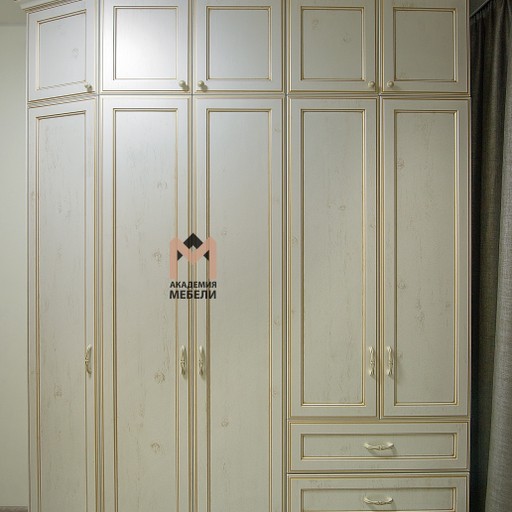 Распашной шкаф в классическом стиле на Стрелковой