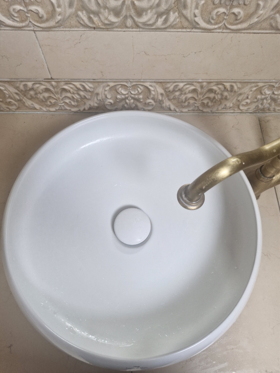 Замечательная рвковина. Глубокая, вода не разбрызгивается по сторонам. Выглядит 