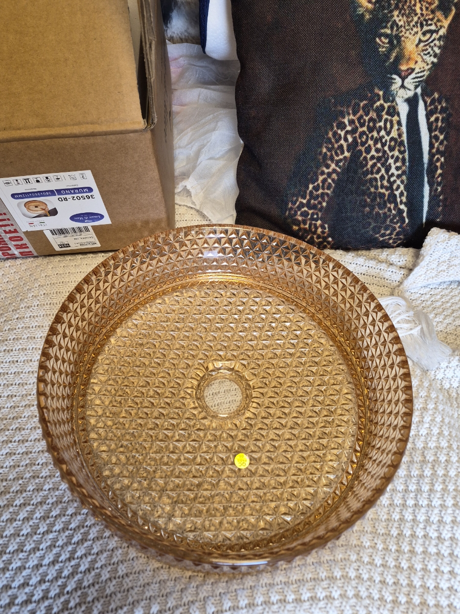Это просто произведение искусства, ну очень красивая раковина, цвет бронзы . Тяж
