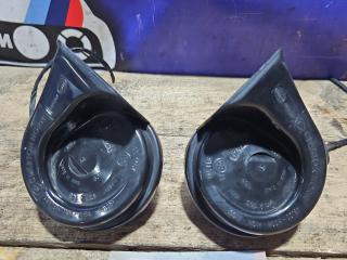 сигнал (клаксон) BMW 1 серия E81/E87 [рестайлинг] E87 2010, 2.0 л., N43 B20 A, бензин, АКПП, black-sapphire metallic (475), хетчбэк 5 дв., задний привод, правый руль, 3881157