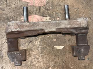 скоба суппорта BMW 5 серия E60/E61 E60 2003, 2.5 л., M54 B25 (256S5), бензин, АКПП, alpinweiss 3(300), седан, задний привод, правый руль, 34116753661, 6753661