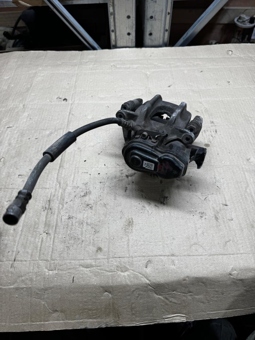 суппорт задний левый BMW 5 серия F07/F10/F11 F10 2012, 2.0 л., N20 B20 A, бензин, АКПП, седан, правый руль, 34216793041, 6793041, 32349660 - фото №1