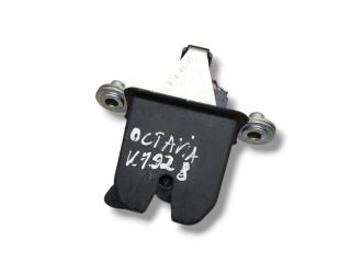 замок багажника Skoda Octavia 2 поколение (A5) [рестайлинг] 1Z 2009, 1.4 л., TSI, CAXA, бензин, 6МКПП, arctic green / lf7w, универсал, передний привод, правый руль, 1Z5827501D