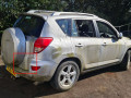 накладка двери (крышки) багажника Toyota RAV4 3 поколение (XA30) 2006, 2.2 л., D-4D, 2AD-FTV, дизель, 6МКПП, silver / 1f7, внедорожник 5 дв., полный привод, правый руль, 76805-42010 - фото №3