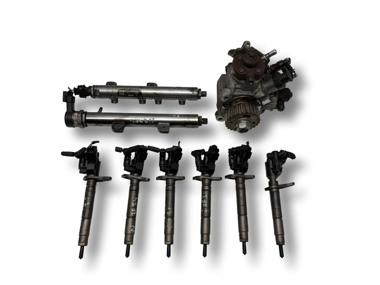 форсунка Jaguar XF X250 250 2010, 3.0 л., TD, 306DT, дизель, АКПП, ultimate black / pel, седан, задний привод, правый руль, 9X2Q-9D280-FA, 0445216030, 9X2Q-9D280-EA, 0445216028, 0281006017, 9X2Q-9K546-DB, 0445116013, 0445010629, AH2Q9B395AB, 0928400756, 0281006064 - фото №1