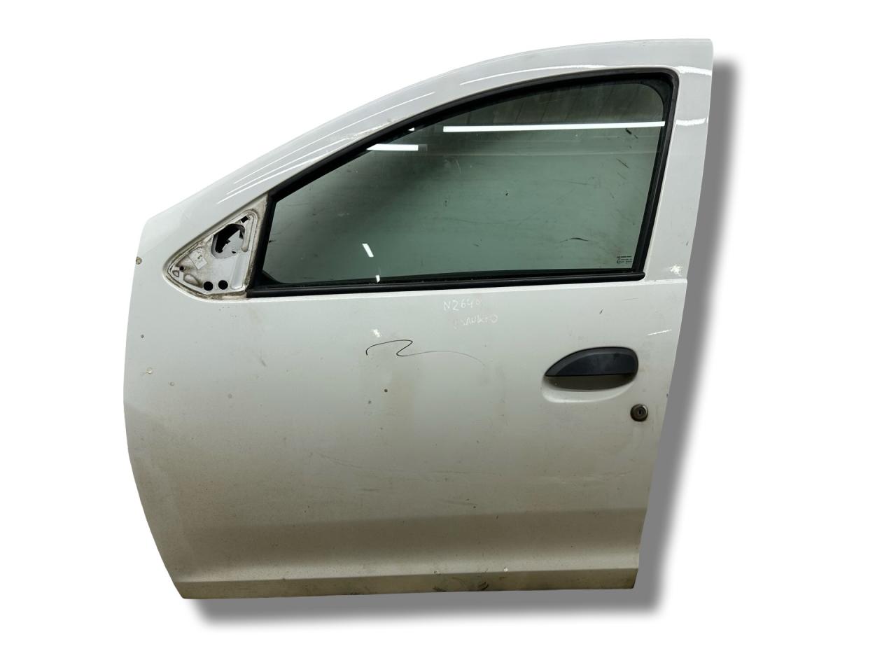 дверь передняя левая Dacia Sandero 2 поколение 2014, 1.2 л., i, D4F 732, бензин, 5МКПП, glacier white / ov369, хетчбэк 5 дв., передний привод, правый руль - фото №1